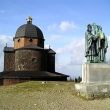 Okoln panorama: devn kaple a souso slovanskch vrozvst Cyrila a Metodje na Radhoti